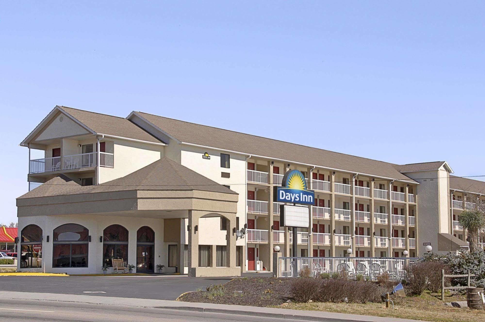 Days Inn By Wyndham Apple Valley Pigeon Forge/Sevierville Extérieur photo